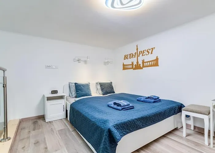 דירה Amazing Kazinczy Flat No. 1 בודפשט
